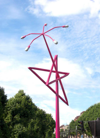 Porte de Bagnolet : TWISTED LAMPOST STAR par Mark Handforth, Oeuvre du Tramway T3