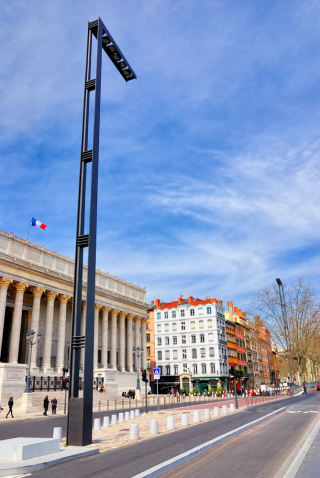 Palais de Justice de Lyon, mâts d'éclairages