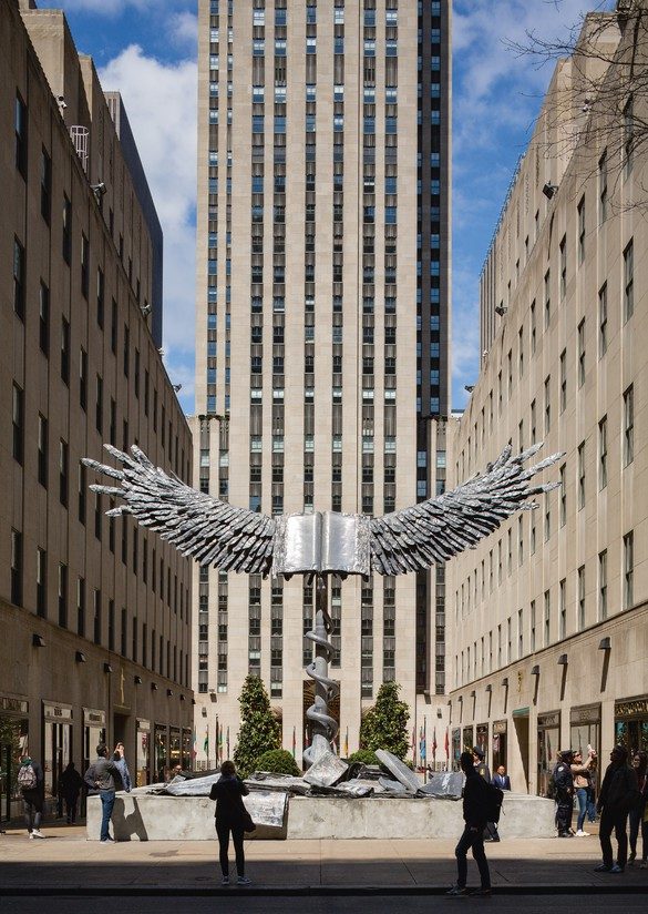 Sculpture monumentale ailée devant le Rockefeller Center, à New York