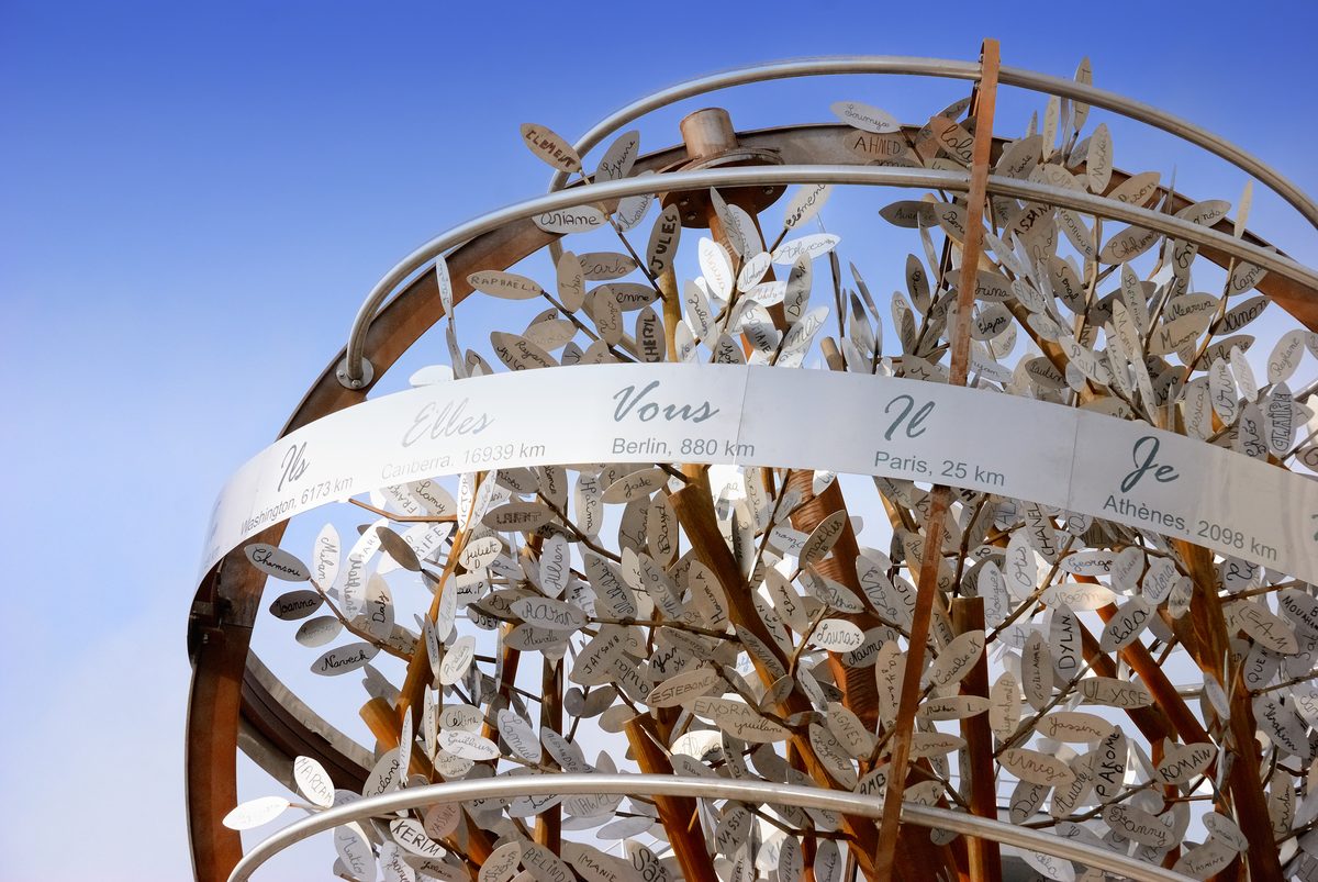 Détail des feuilles gravées et du ruban d'acier de l'arbre à vœux