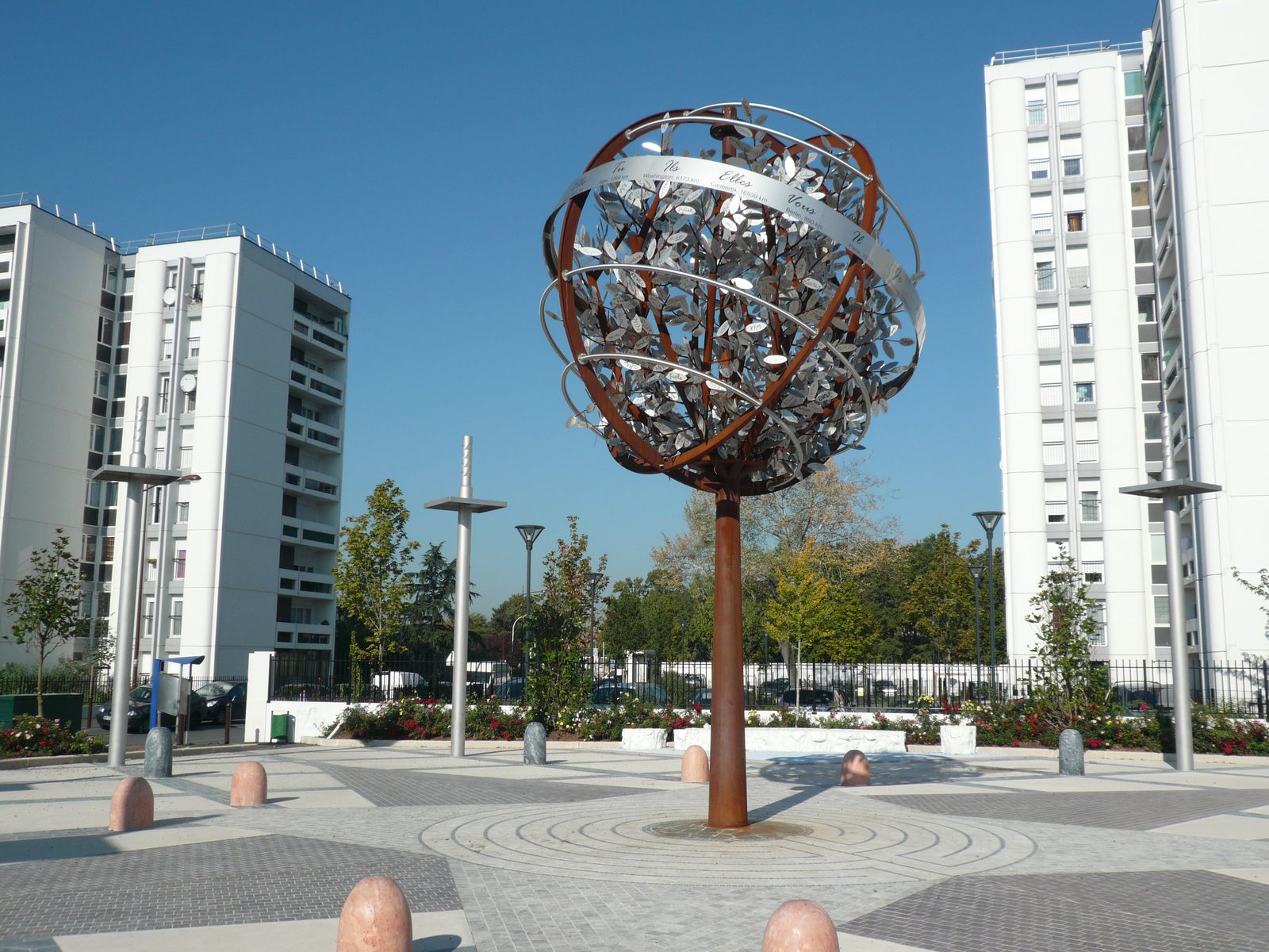 L'arbre à vœux, sphère de feuilles d'acier sur un parvis
