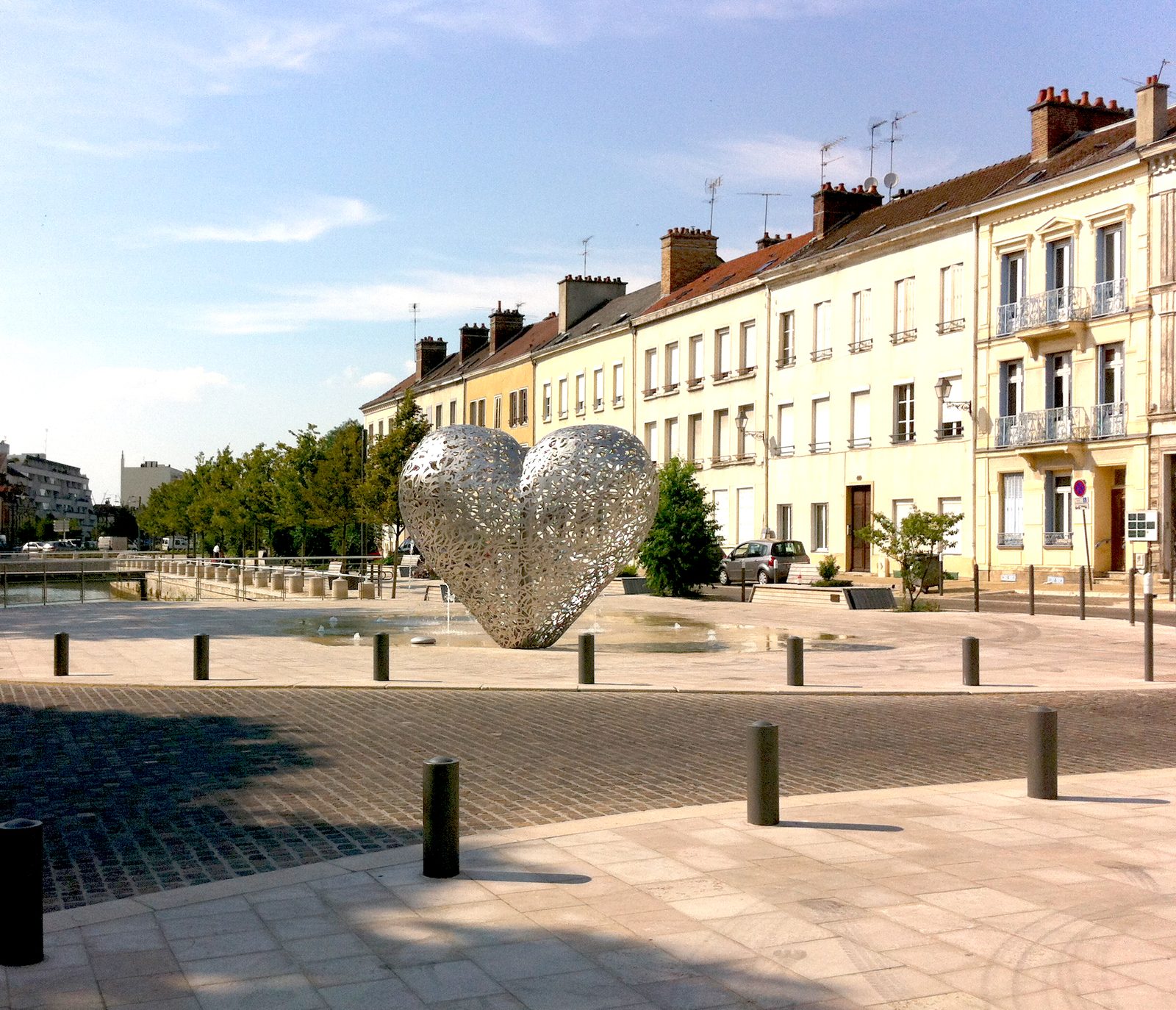 Le Cœur de Troyes, dentelle d'inox poli signée Sotralinox, sur les quais du canal - entouré des potelets de la ville