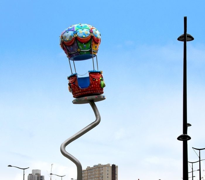 Montgolfière de manège perchée sur un mât d'acier torsadé