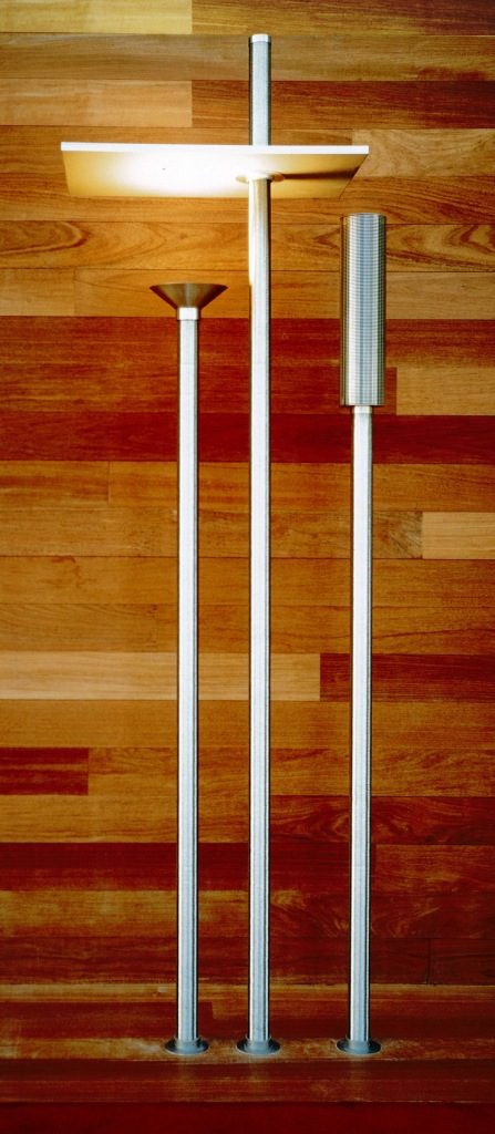 Mâts d'éclairage en inox sur fond de bois, Bibliothèque nationale de France