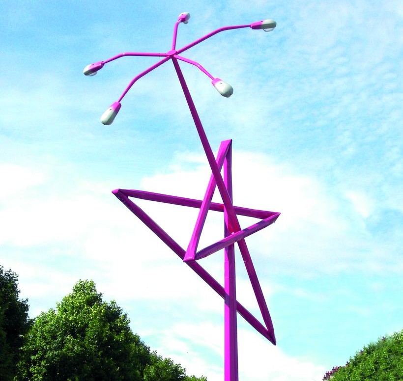 Candélabre-étoile rose fuchsia dressé au-dessus des arbres