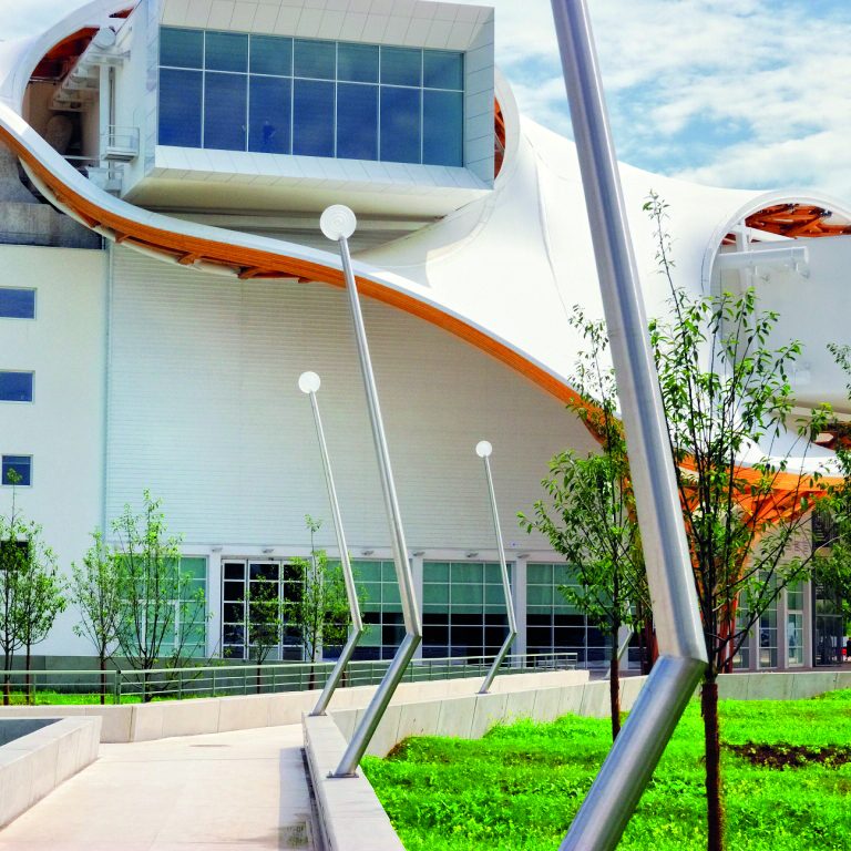 Mâts inclinés en inox devant le Centre Pompidou-Metz