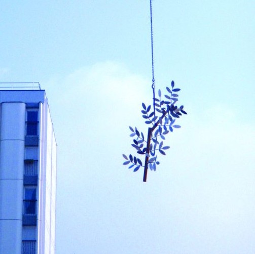 Rameau de métal suspendu à une grue dans le ciel