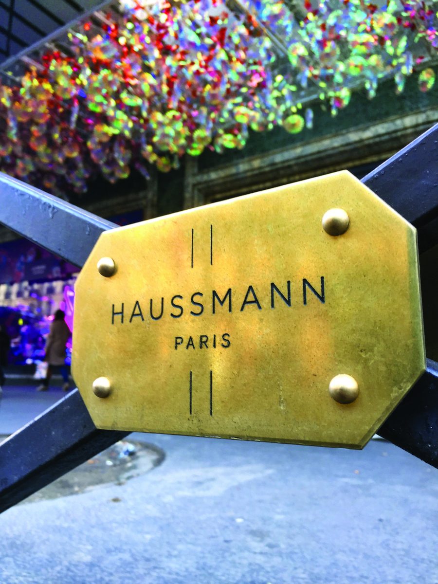 Plaque de laiton gravée Haussmann Paris sur une barrière croisée