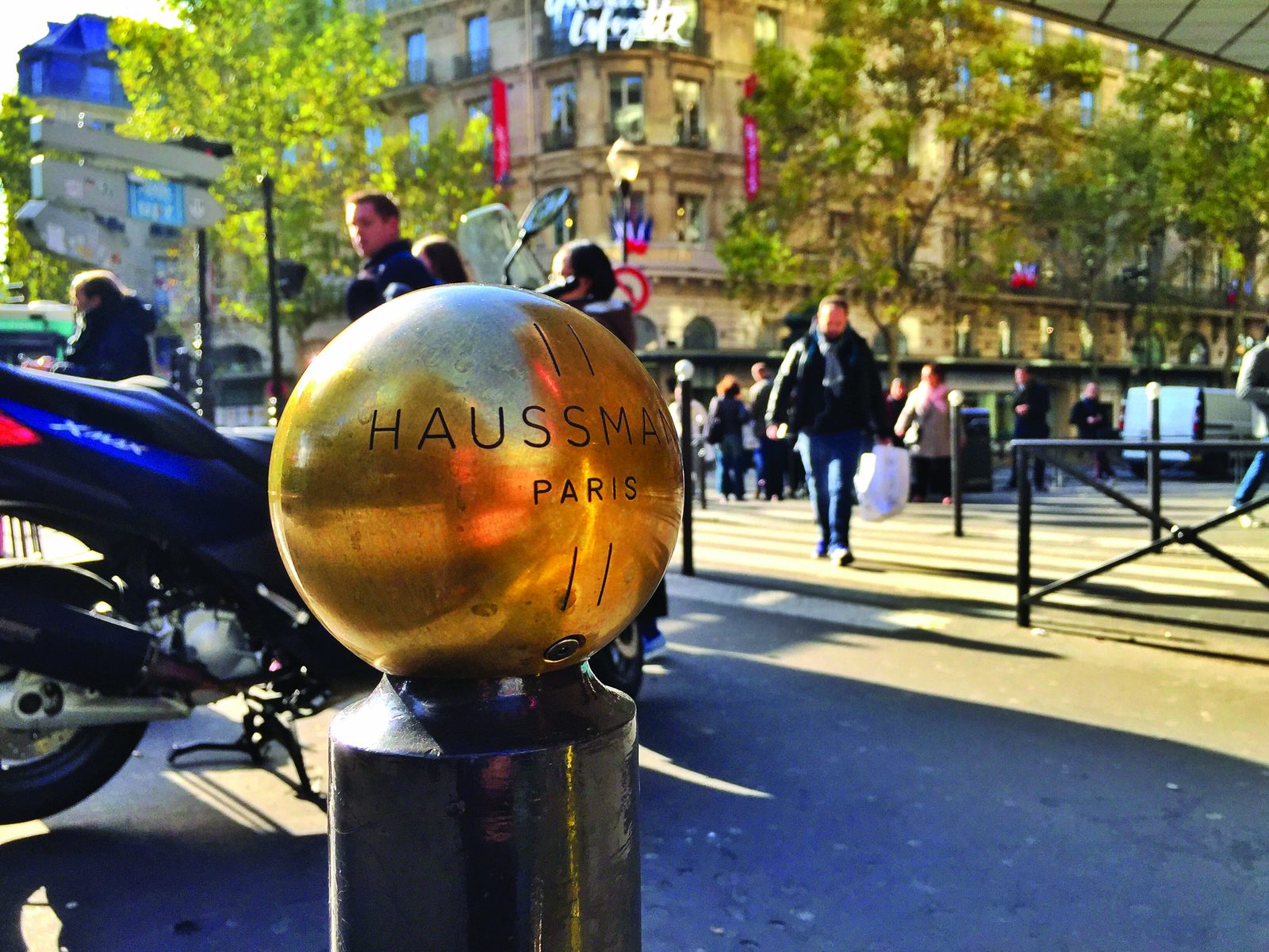 Sphère de laiton gravée Haussmann Paris sur un potelet, boulevard Haussmann