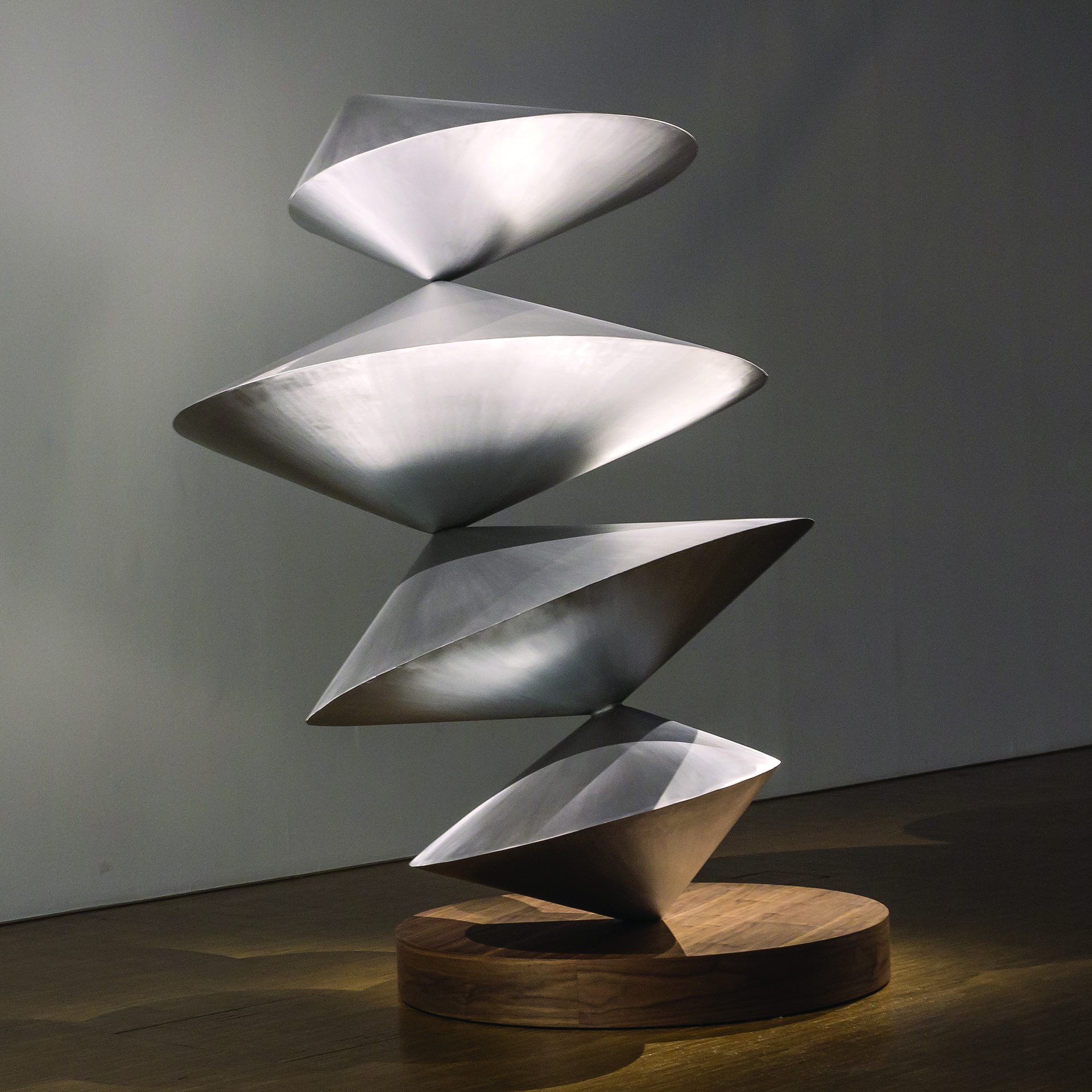 Pickpocket - sculpture de toupies en inox brossé, façonnée par Sotralinox