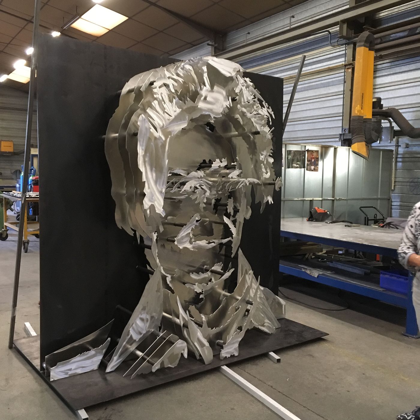 Le portrait de Simone Veil en strates d'inox brossé, dressé dans l'atelier