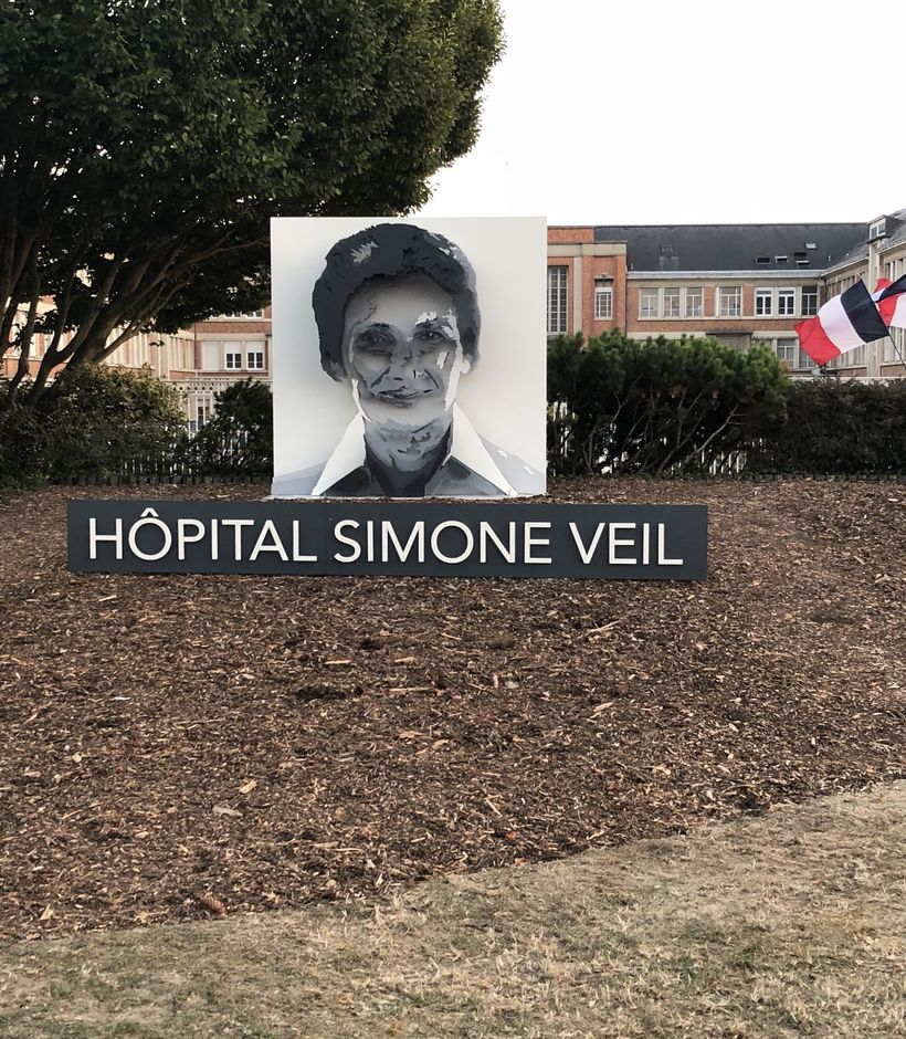 Le portrait installé sur son tertre, devant l'hôpital Simone Veil