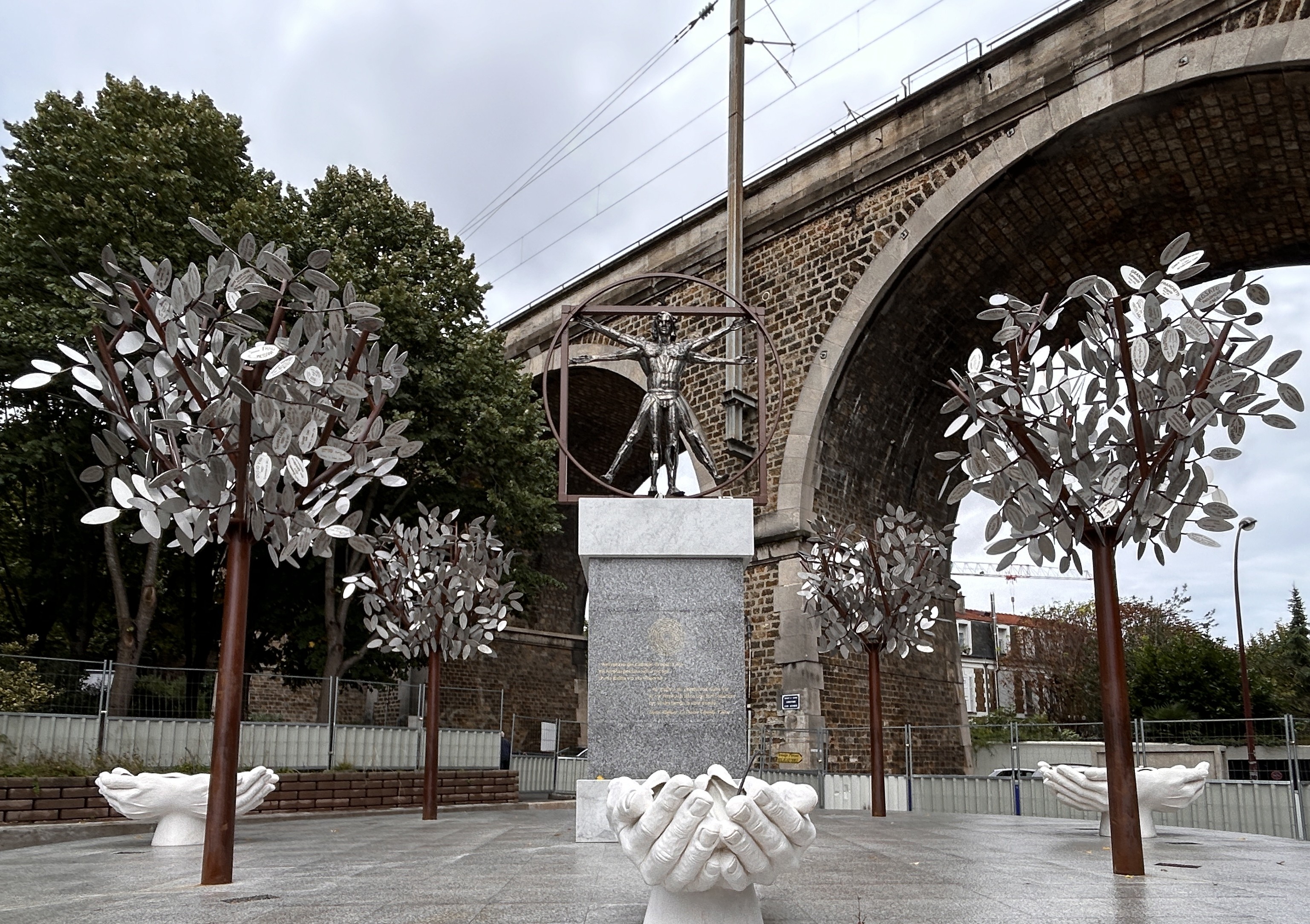 Arbres ayant 2000 feuilles gravées aux noms de famille italiennes.