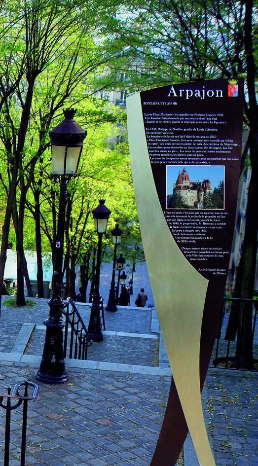 Totem d'information Nef en laiton patiné, dans une ruelle